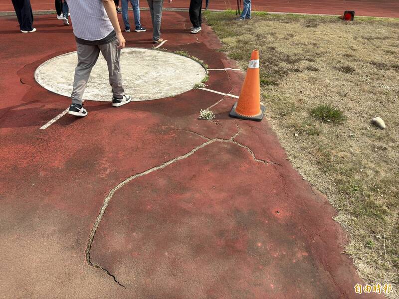 外埔國中操場竟是殯葬用地 跑道破損15年難修