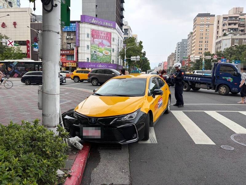 女運將看門牌分心！小黃衝人行道撞燈桿、行人慘遭壓傷