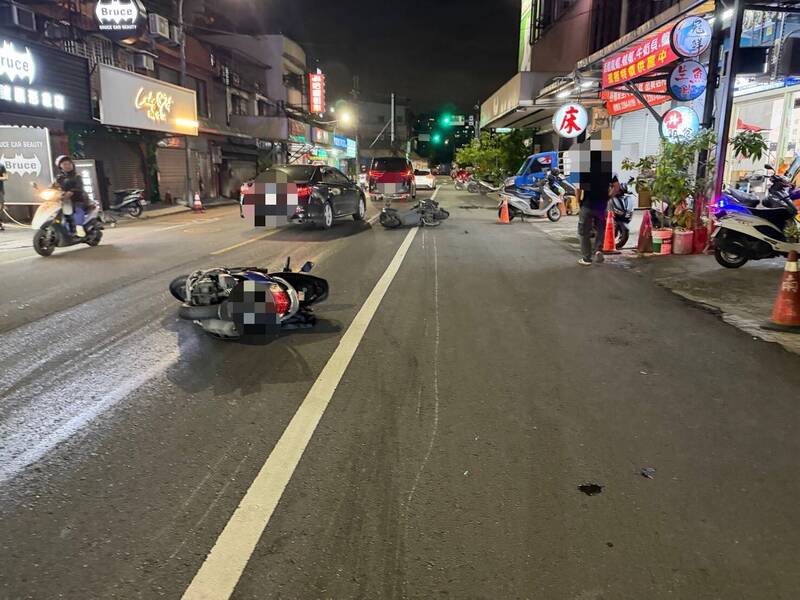 新莊汽車一路漏機油不自知 害2騎士慘摔