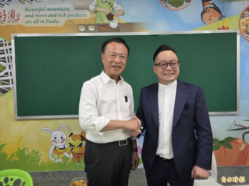 嘉縣「家鄉100問」教材提升認同感 童子瑋與翁章梁交流取經