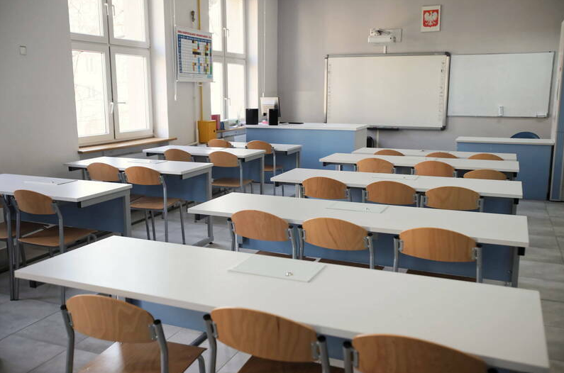 女師遭霸凌！上課突遭學生「噴不明液體」還訕笑 數萬人心疼......