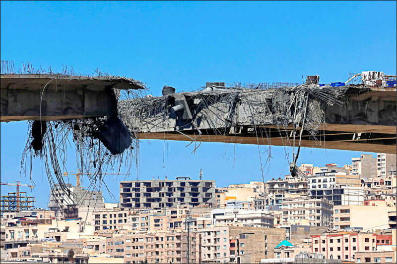 伊朗興建中的B1大橋遭美軍轟炸斷毀，重創伊朗的軍事調度能力。（法新社）