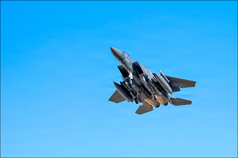 一架美軍F-15E戰機在伊朗中部上空遭擊落，美軍已緊急展開搜救兩名機組員的行動。（路透檔案照）