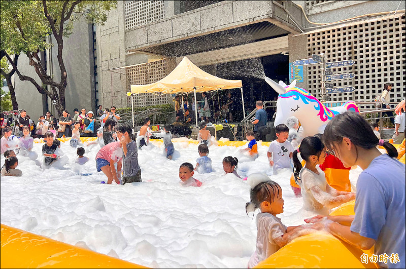 屏東「包圍縣府」兒童節活動 首日逾2萬人