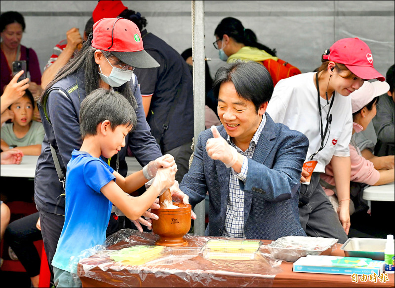 凱道農玩節 總統同樂搗麻糬