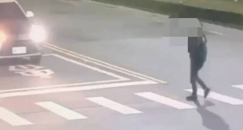 當街暴走猛踹警車砸密錄器 印尼男辯思鄉情緒失控