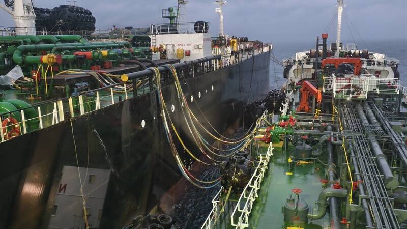 油管相連抓到了！大甲外海2外籍船非法駁油 海巡強勢登檢