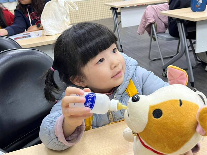 兒童節推動生命教育!新北「動保小小兵」上線 餵奶牽繩學責任
