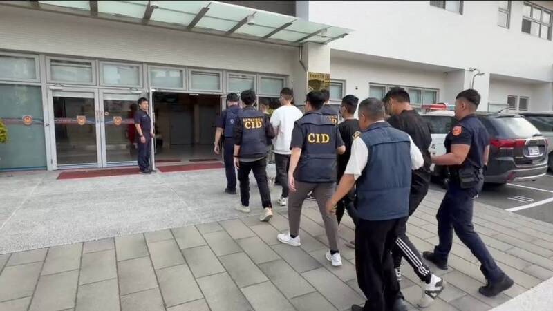 警方循線逮獲范姓男子等6人。（民眾提供）