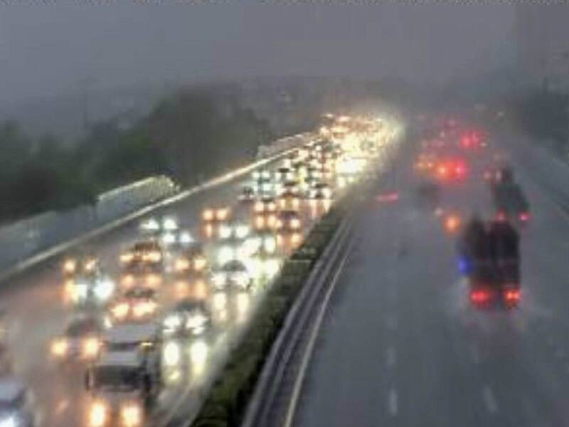 白晝如黑夜!清明連假第2天滂沱大雨 國1彰化段塞爆