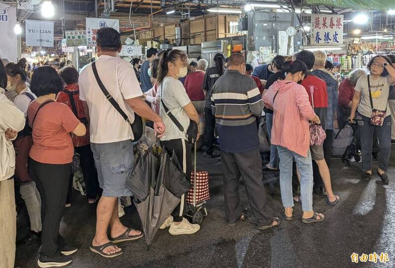 清明吃潤餅不畏雨 台南清晨排隊人龍買餅皮