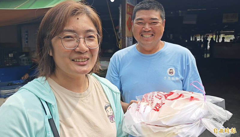 楊姓顧客表示，清明節一定要吃潤餅，特地騎車半小時來購買，漲價還是會買。（記者陳冠備攝）