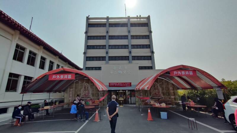 3月14日至4月6日嘉市納骨堂統一於戶外祭拜區祭拜，塔內禁止持香及祭品進入。（嘉市政府提供）