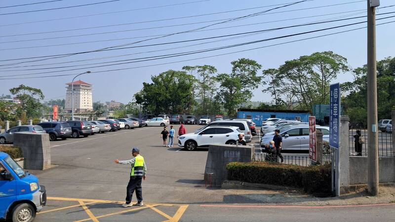 嘉市政府呼籲，為免出現交通壅塞等情況，請民眾利用清明前提早掃墓。（嘉市政府提供）