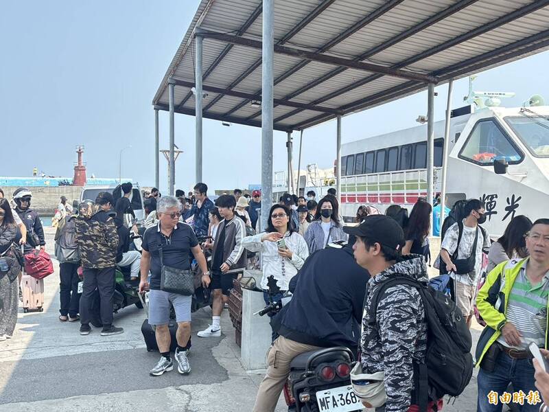 清明連假屏東海岸線出遊夯! 小琉球連假首日近1.4萬人登島