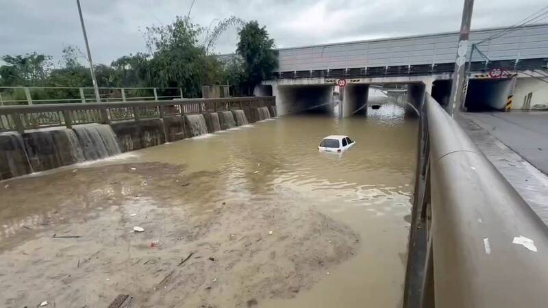 苗栗暴雨釀災!多處地下道封閉 公館尖山地下道汽車泡水
