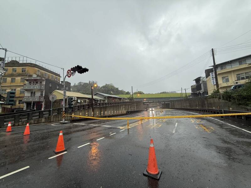 苗栗市南苗的國華地下道淹水封閉。（民眾提供）