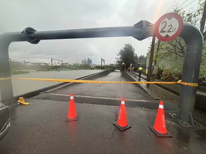 苗栗市福安地下道淹水封閉。（民眾提供）
