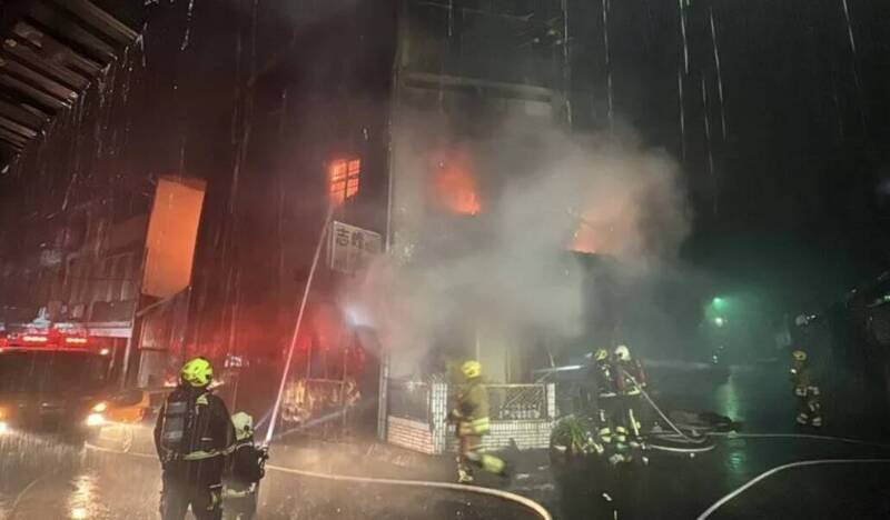 苗栗凌晨惡火!3層透天厝全面燃燒 獨居屋主驚醒逃生