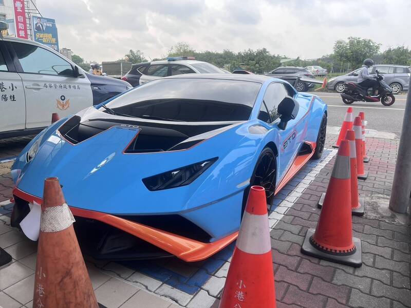 高雄小港藍寶堅尼賽車級超跑被警攔查  駕駛拒酒測、警扣車