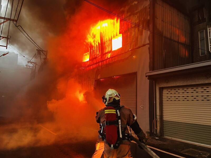 新竹市天府路榮濱路塑膠鐵皮工廠火竄天際，消防局人員前往灌救，幸無人受困。（消防局提供）