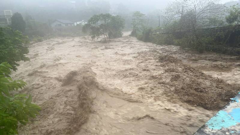 因為近日的強降雨，新竹縣峨眉、北埔地區溪水暴漲。（縣府消防局提供）