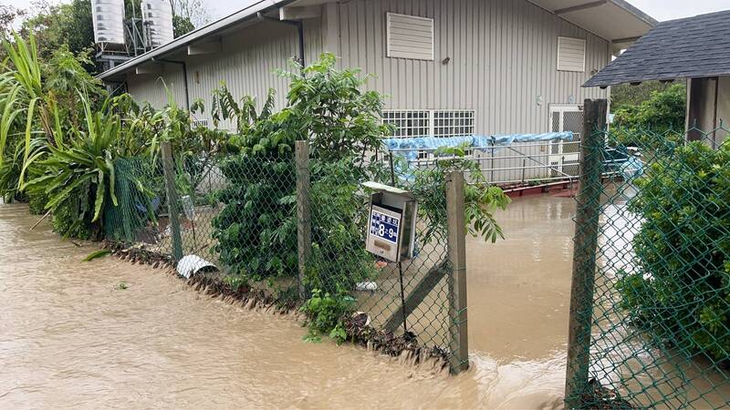 因為連日的強降雨，新竹縣北埔峨眉低窪區民宅發生淹水災情。（縣府消防局提供）