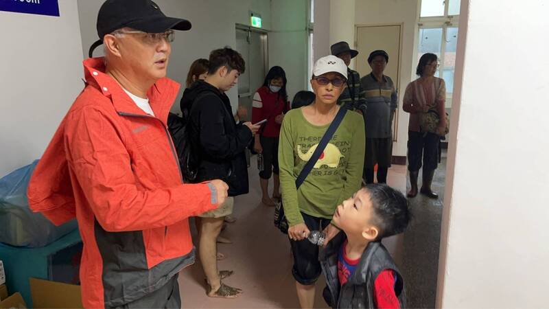 新竹縣北埔鄉長莊明增（左）到安置所安撫受災鄉親。（縣府消防局提供）