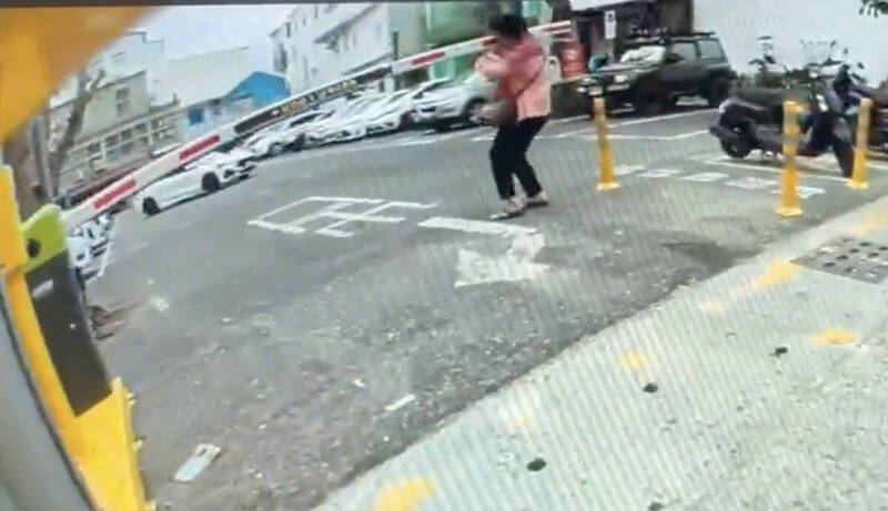 有沒有一招從天而降的「袈裟斬」  婦人遭降下柵欄打到哀嚎超烏龍