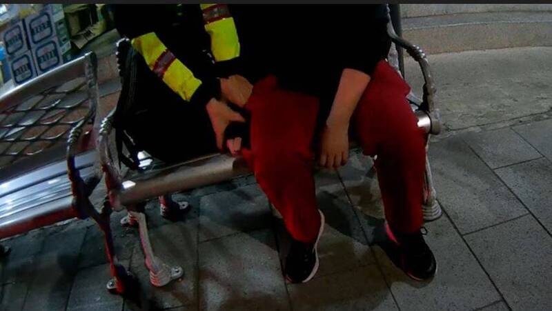 士林公車站暗夜驚魂   員警機警介入阻止少女自殘