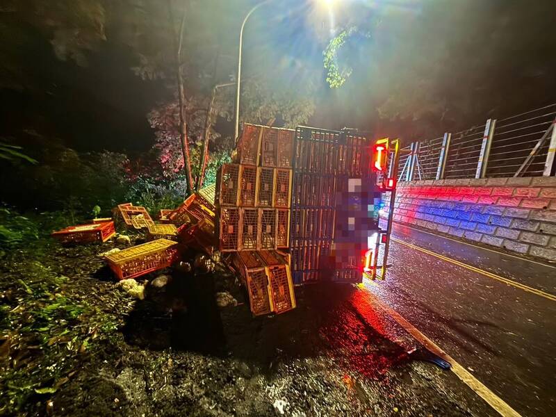 北宜公路大貨車故障側翻  2人受困車內