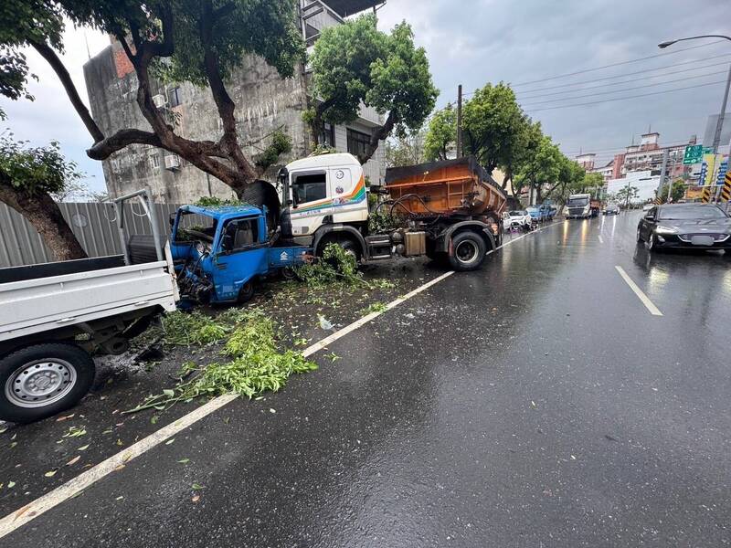 清明連假天雨視線不佳  砂石車外切連撞機汽車釀騎士骨折