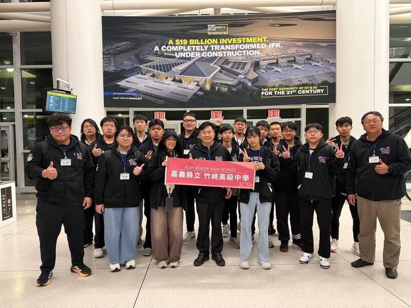 嘉縣代表隊赴美參加FRC機器人賽 長榮航空暖心獻祝福