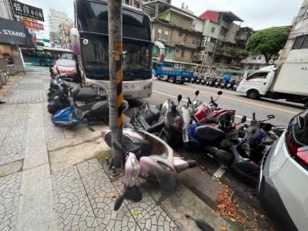 國光客運公車轉彎不當 像打保齡球般撞翻13輛機車