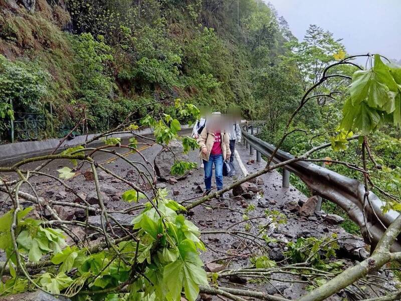 雨炸苗栗！頭份翁遭水圍困船艇救援 獅潭落石1車3人徒步脫困