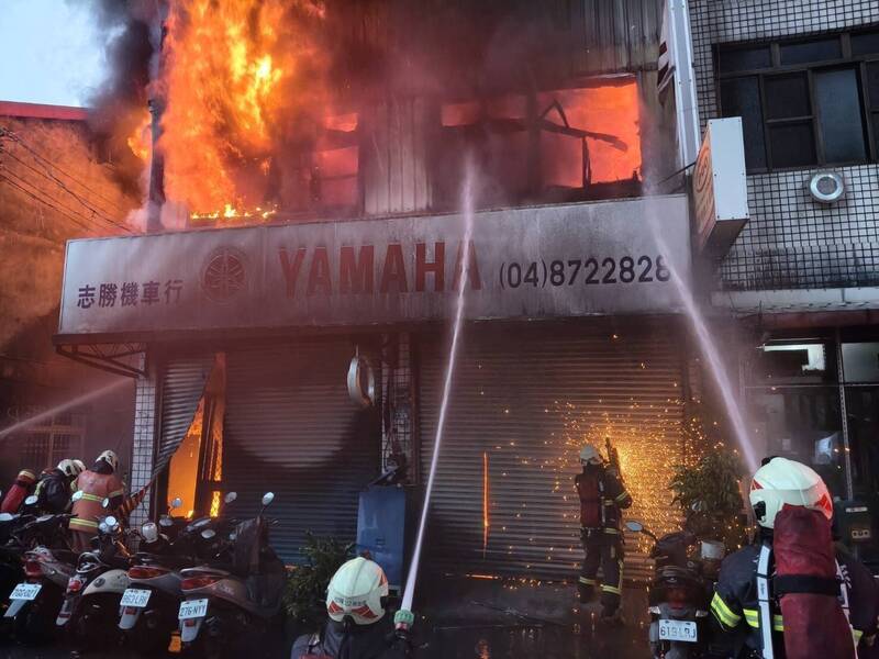 彰化縣社頭鄉一機車行火災，由於店內存放大量機油等易燃油品，火勢一發不可收拾。（民眾提供）