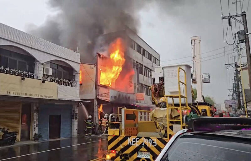 機車行存放大量機油等易燃油品，瞬間陷入火海。（民眾提供）