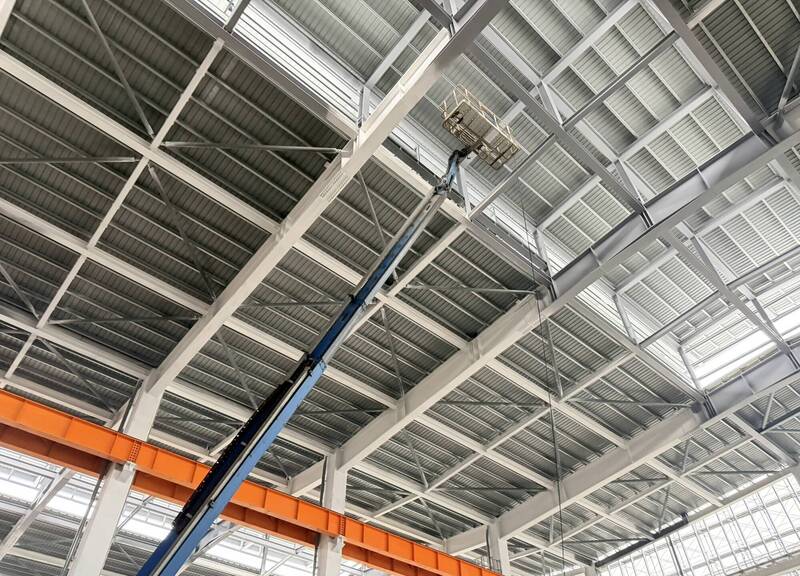 工人塗屋頂防火漆，從高空作業車墜落。（民眾提供）