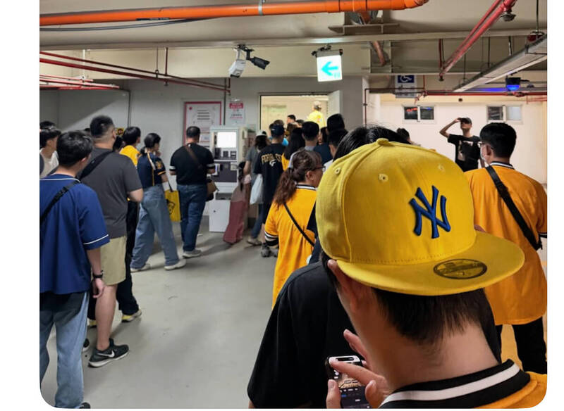 昨晚象獅大賽後，民眾到洲際立體停車場取車，繳費人龍大排長龍、場內也嚴重塞車。（翻攝自threads）