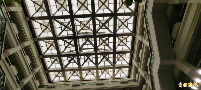 台中市政府秘書處表示，4日受強降雨影響，短時間雨量較大，導致中庭上方採光罩局部滲漏。（記者張軒哲攝）