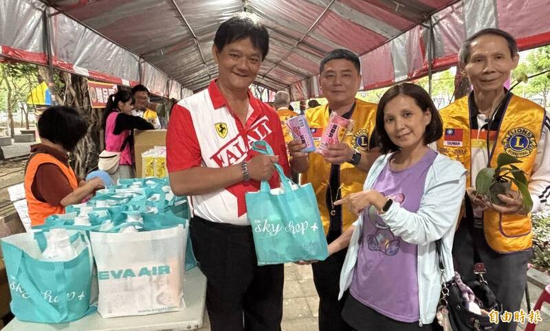 塑膠袋缺貨 台南新營清明連假捐血活動送環保垃圾袋很夯