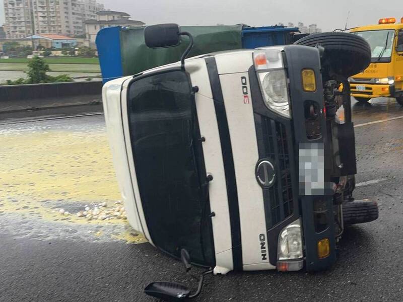 載蛋貨車翻覆 國1彰化段驚見「蛋河」狂塞4公里