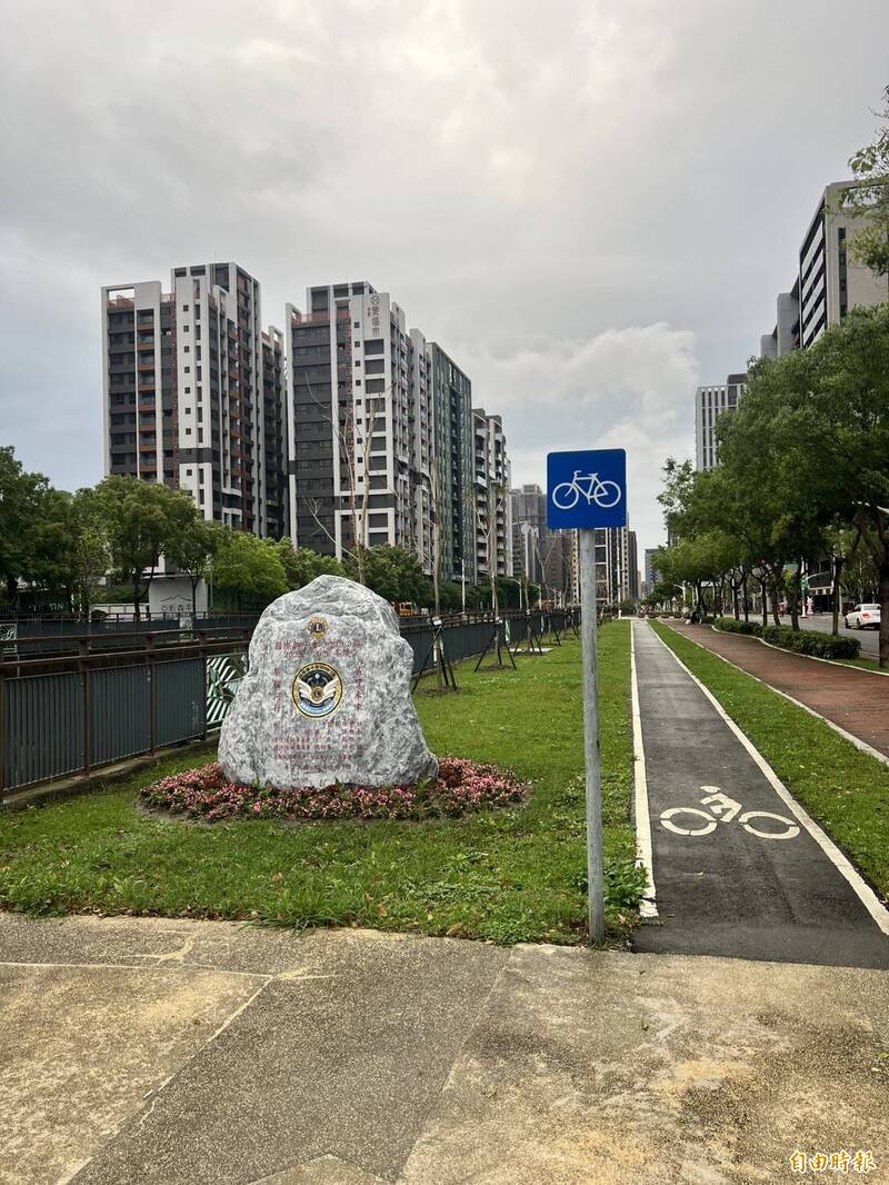 黃瓊慧(qn)批花2萬元公園種樹、還立碑 要市府杜絕立碑文化