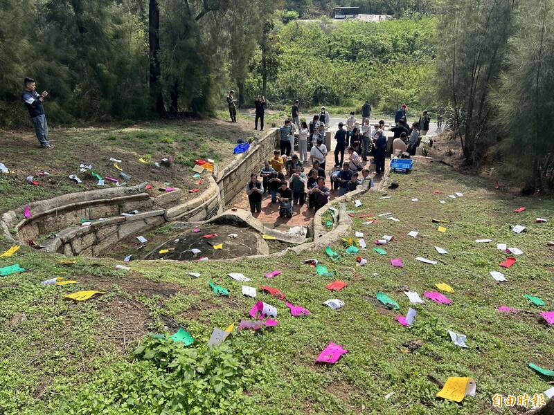瓊林蔡氏宗親向5世祖蔡靜山墓祭拜。（記者吳正庭攝）