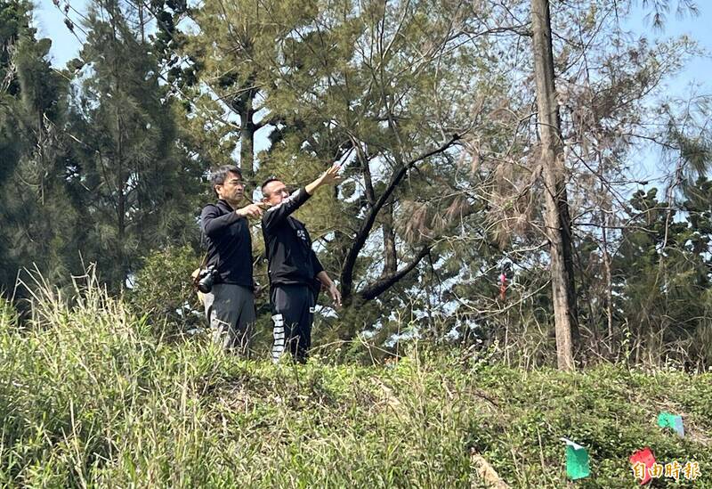 國立金門大學建築系副教授曾逸仁（左）與風水專家許逸俊（右），前往蔡攀龍墓高處勘察風水。（記者吳正庭攝）
