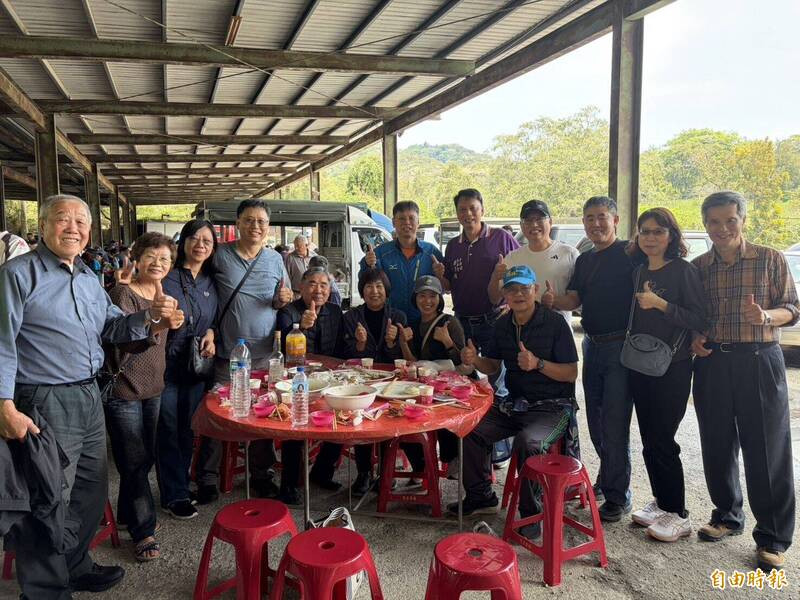 趁著掃墓祭祖，金湖鎮民代表會主席蔡乃靖（站者右五）也與宗親「吃頭」凝聚鄉誼。
（讀者提供）