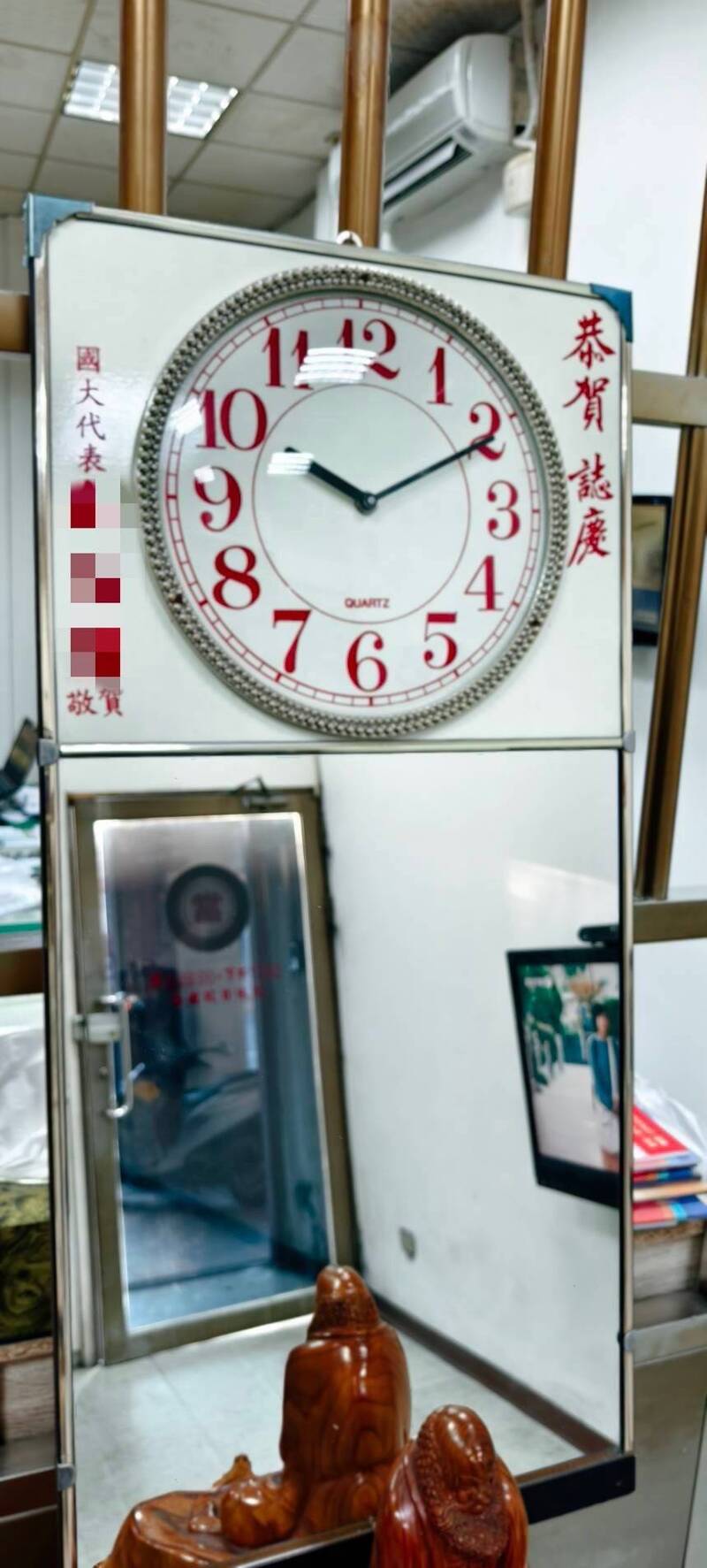 男子騎車到台中典當「鏡鐘」 老闆出借1200元盼暫度難關