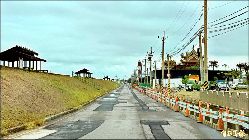 高美濕地美堤街多處「補丁」 挨批穿「乞丐裝」