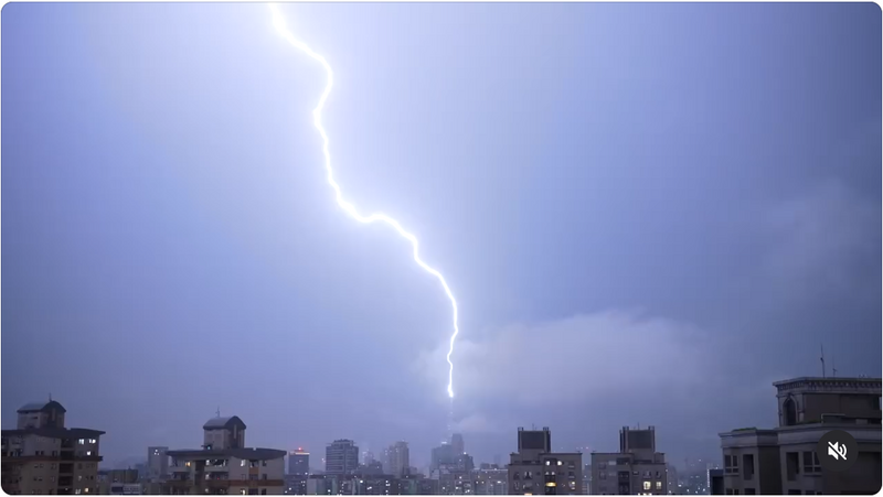 雷神降臨!超粗閃電劈中台北101 網驚:開啟異世界?