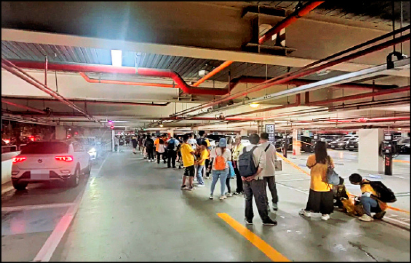 台中洲際停車場塞爆 繳費出場要2小時